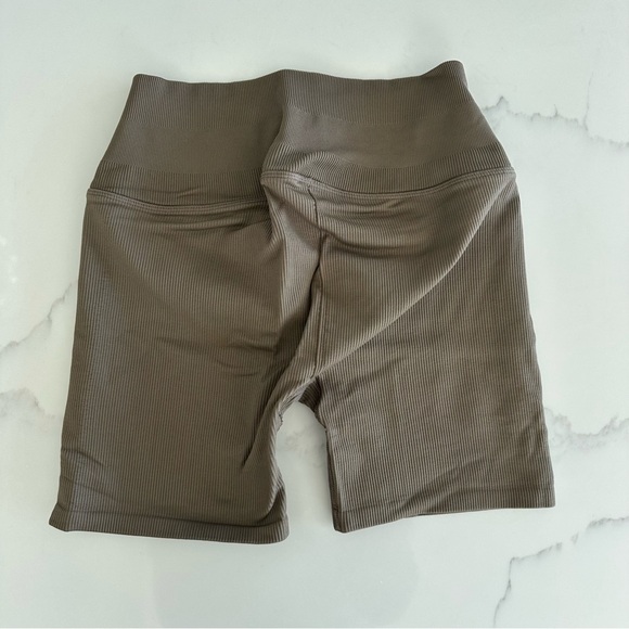 Alo Yoga Seamless Ribbed Favorite Short - 5” - Olive Tree - Size S - Picture 9 of 9